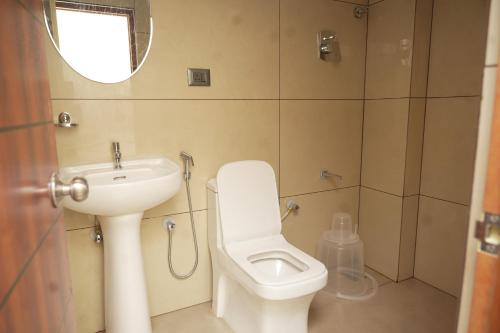 バンガロールにあるHotel Luma Suites-Cottonpetのトイレと洗面台のある小さなバスルーム