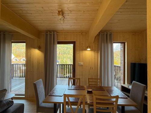 TV a/nebo společenská místnost v ubytování Domek z Widokiem Szklarska Poręba