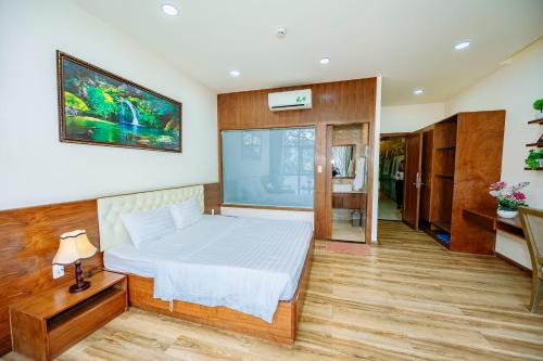 a bedroom with a white bed in a room at Hotel Anh Đức 2 in Ga Phú Văn