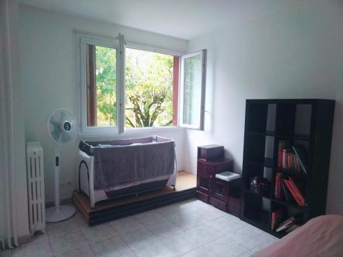 Postel nebo postele na pokoji v ubytování Appartement familiale face à un square arboré