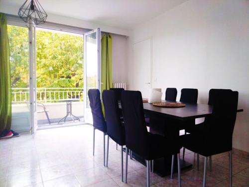 Posezení v ubytování Appartement familiale face à un square arboré