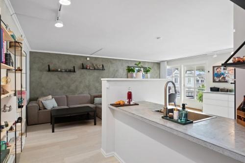 Kuchyň nebo kuchyňský kout v ubytování Urban comfort, 3BR with free parking in the heart of Tønsberg