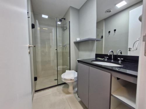a bathroom with a toilet and a sink and a shower at Studio Prático no Brooklin Próx ao Metro in São Paulo