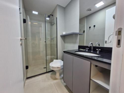 a bathroom with a toilet and a sink and a shower at Studio Prático no Brooklin Próx ao Metro in São Paulo