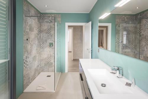 ein Badezimmer mit zwei Waschbecken und einer Dusche in der Unterkunft Flats4rent Verona Elegance Luxury Apartment in Verona