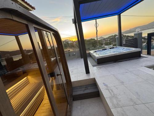 Ένα ή περισσότερα κρεβάτια σε δωμάτιο στο Helios Apartments Porto Rafti