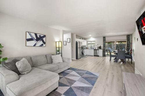 サンアントニオにあるCozy 3BR Home Family-Friendly Near Attractionsのソファとキッチンのあるリビングルーム