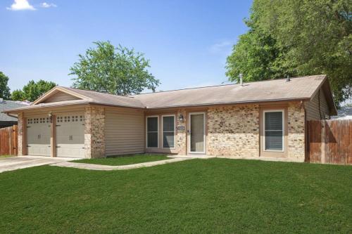 サンアントニオにあるCozy 3BR Home Family-Friendly Near Attractionsの前の緑の芝生の家
