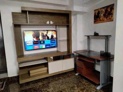 アンタナナリボにあるIsorakaparTのエンターテイメントセンター(テレビ付)