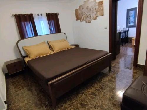 アンタナナリボにあるIsorakaparTの部屋の中に大きなベッドがある寝室