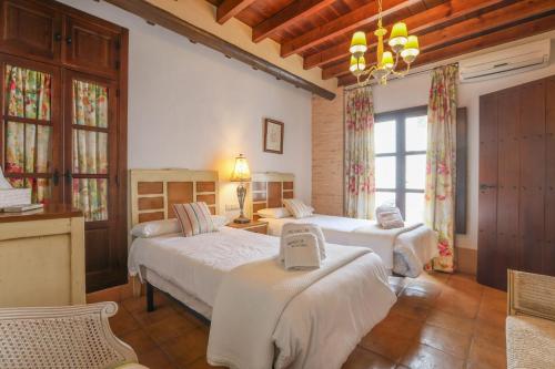 Un dormitorio con dos camas en una habitación. en Andalucia, Aracena, en Aracena