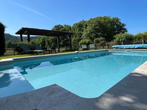 a large swimming pool with blue water at Laborie in Meyronne