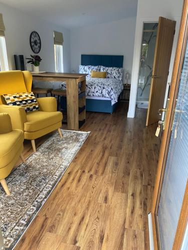 Postel nebo postele na pokoji v ubytování Levenvale Studio