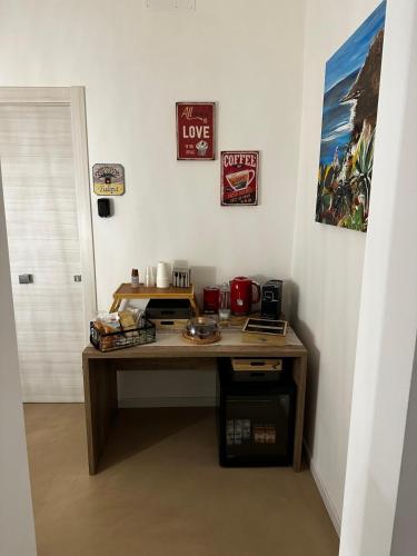 een houten bureau in een kamer met een tafel bij Terra d'amuri Rooms in Terrasini