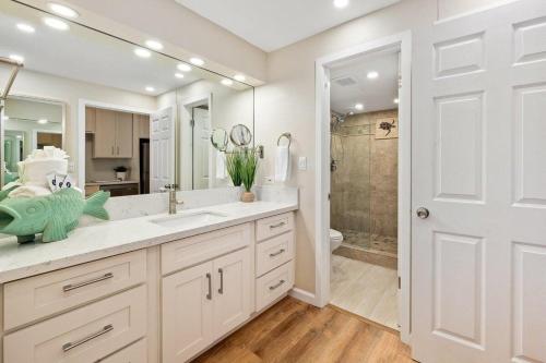 Ένα μπάνιο στο Eldorado J111 · EL J111 Garden Studio w AC Pool