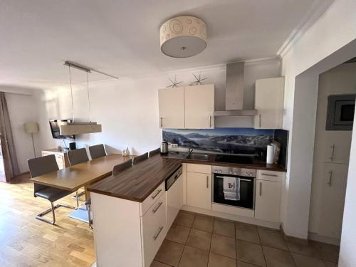 a kitchen with a table and a dining room at Select Apartment TOP 8 Kaprun Fürth by Jara in Piesendorf