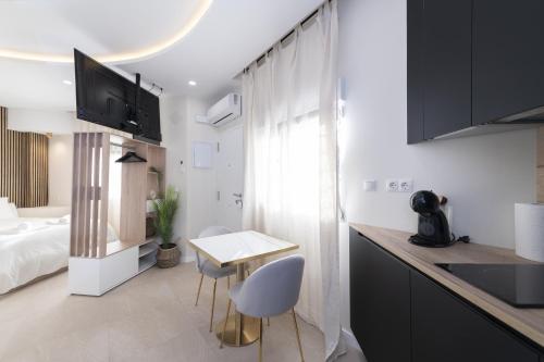 TV a/nebo společenská místnost v ubytování MALAGA BOUTIQUE V.V LUXURY JACUZZY