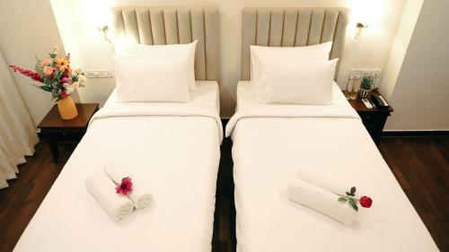 um quarto de hotel com duas camas com laços de casamento em Ello Hotels em Bangalore