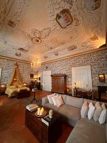 een woonkamer met een bank en een plafond bij Casa Santangelo Suites in Salerno