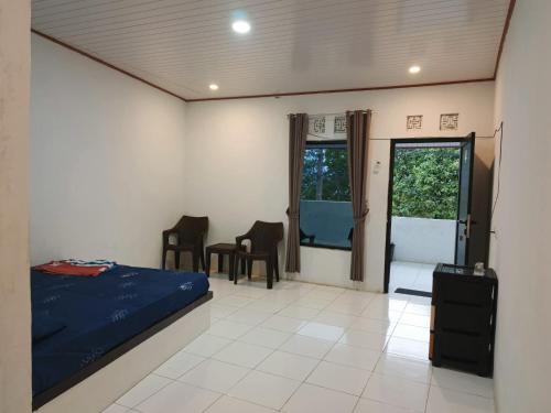 Postel nebo postele na pokoji v ubytování Jajapin Hotel putri Sari