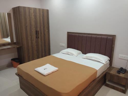 Postel nebo postele na pokoji v ubytování Yacht Residency Kumbla