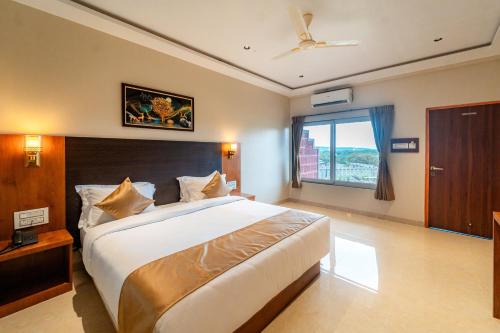 Postel nebo postele na pokoji v ubytování Forest Arch Resort