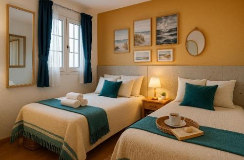 ein Schlafzimmer mit zwei Betten mit Handtüchern darauf in der Unterkunft Arguinegin Apartment Terrace Gran Canaria in Arguineguín