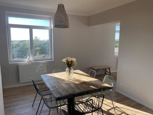 une salle à manger avec une table et des chaises en bois dans l'établissement Christophe, à Le Touquet-Paris-Plage