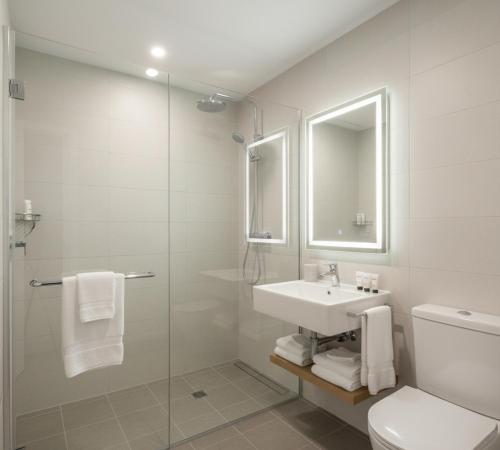 Un baño blanco con lavabo e inodoro. en Polen Apart, en Arsuz