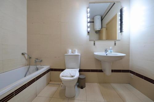 un bagno con WC e lavandino di Sliema 2bed with Backyard a Sliema