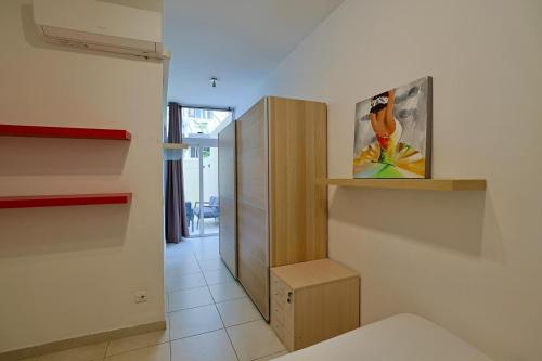 Llit o llits en una habitació de Sliema 2bed with Backyard