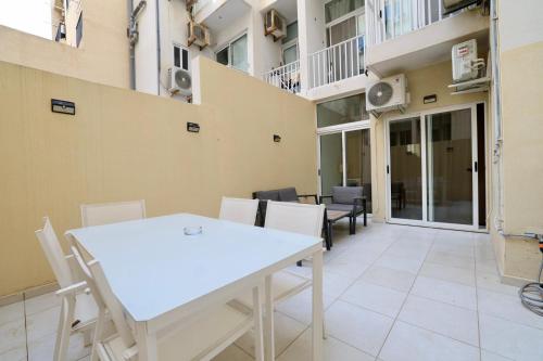 Balcó o terrassa a Sliema 2bed with Backyard