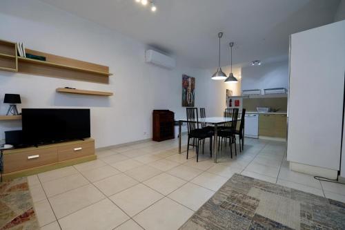 スリーマにあるSliema 2bed with Backyardのテーブルとキッチンのある広いリビングルーム