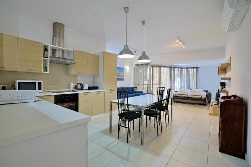 Cuina o zona de cuina de Sliema 2bed with Backyard