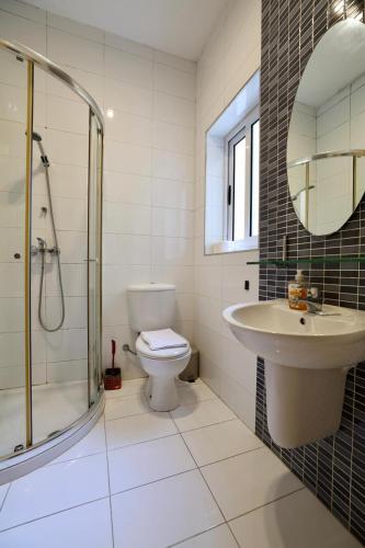 Sliema 2bed with Backyard tesisinde bir banyo