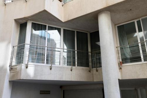 Balcony o terrace sa Sliema 2bed with Backyard