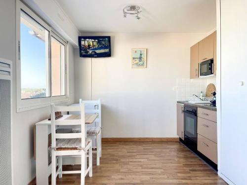Una cocina con una mesa y una silla en una habitación. en Arthur, en Le Touquet-Paris-Plage
