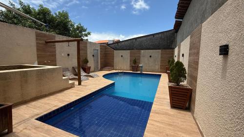 una piscina en medio de un patio en Pousada O Portuga, en São Miguel dos Milagres