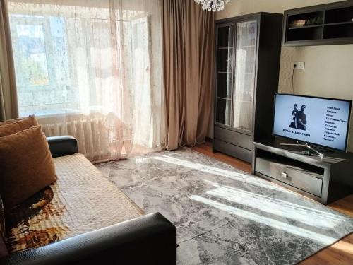 TV a/nebo společenská místnost v ubytování Двухкомнатные апартаменты на Гоголя