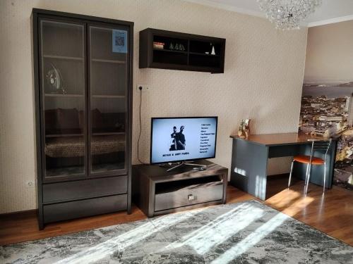 TV a/nebo společenská místnost v ubytování Двухкомнатные апартаменты на Гоголя