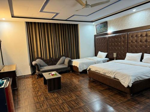 CasaNova Suites في اسلام اباد: غرفة فندقية بسريرين وكرسي