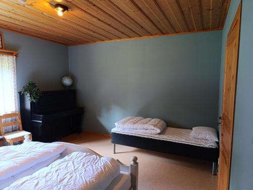 Ένα ή περισσότερα κρεβάτια σε δωμάτιο στο Venjans Campings Vandrarhem