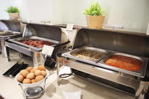 ein Buffet mit verschiedenen Speisen und Eiern in der Unterkunft Pefkos Village Resort in Pefki Rhodes