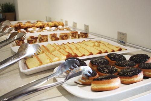 ein Buffet mit vielen verschiedenen Donut-Sorten zur Auswahl in der Unterkunft Pefkos Village Resort in Pefki Rhodes
