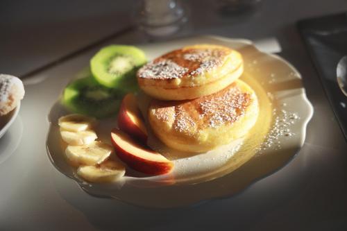 um prato com panquecas e fruta numa mesa em Hotel Palazzo Grillo em Génova