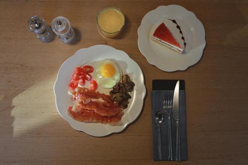 um prato de comida com um ovo e um pedaço de bolo em Hotel Palazzo Grillo em Génova