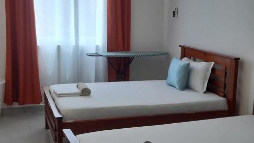 Ένα ή περισσότερα κρεβάτια σε δωμάτιο στο Mihrab Tamu stay-Nyali