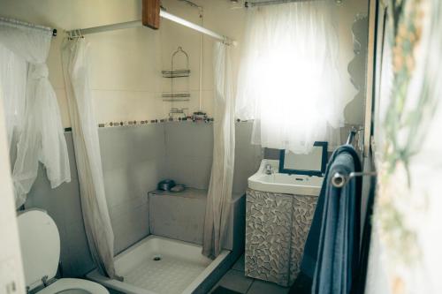 une salle de bains avec douche, toilettes et lavabo dans l'établissement Self-catering Furnished Holiday Cottage to rent Coffee Bay, à Coffee Bay