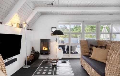 een woonkamer met een bank en een open haard bij 3 Bedroom Stunning Home In Vestervig in Vestervig