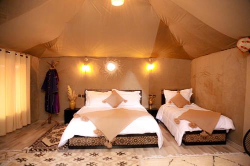 Postel nebo postele na pokoji v ubytování Desert Pearl Camp